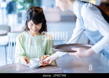 Eine Frau, die Kaffee bestellt Stockfoto