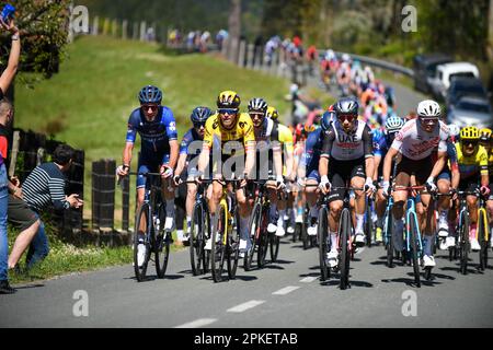 Santa Koloma, Euskadi, Spanien. 6. April 2023. Santa Koloma, Spanien, 06. April 2023: Mehrere Teams ziehen während der 4. Etappe des Baskenlandes 2023 zwischen Santurtzi und Santurtzi am 06. April 2023 in Santa Koloma, Spanien, das Hauptpeloton. (Kreditbild: © Alberto Brevers/Pacific Press via ZUMA Press Wire) NUR ZUR REDAKTIONELLEN VERWENDUNG! Nicht für den kommerziellen GEBRAUCH! Stockfoto