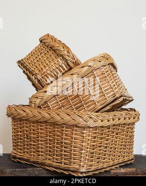 Produkte aus einer Stange. Wickerwork ist ein traditionelles Handwerk. Handgefertigt. Stockfoto