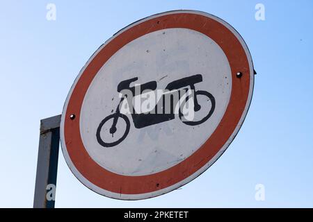 Niederländisches Verkehrszeichen: Kein Zugang für Mopeds, motorunterstützte Fahrräder oder motorbetriebene Behindertenwagen. Stockfoto