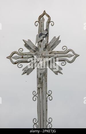 Altes Metallkreuz auf dem Hintergrund des Himmels Stockfoto