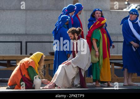 London, Großbritannien. 7. April 2023 Lehrer und ausgebildeter Schauspieler Peter Bergin spielt Jesus zum ersten Mal, während die Wintershall-Spieler „die Leidenschaft Jesu“ aufführen, die an den Tag erinnert, an dem Jesus Christus verhaftet, von den Römern angekreuzigt und gekreuzigt wurde, bevor er am Ostersonntag von den Toten auferstanden ist. Mehr als 100 Schauspieler und Freiwillige sowie Pferde, Esel und Tauben erwecken die Geschichte am Trafalgar Square zum Leben. Letztes Jahr trat James Burke-Dunsmore zurück, nachdem er 24 Jahre Jesus gespielt hatte. Kredit: Stephen Chung / Alamy Live News Stockfoto