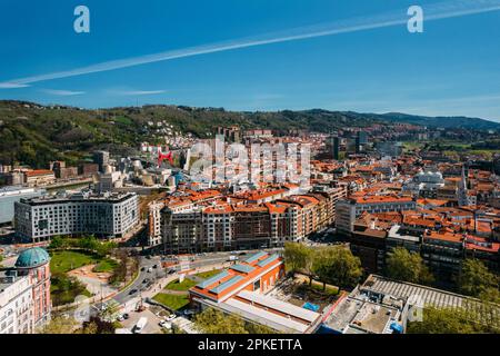 Bilbao, Spanien - 5. April 2023: Bilbao aus der Vogelperspektive, die größte Stadt im Baskenland im Norden Spaniens mit wichtigen Wahrzeichen Stockfoto