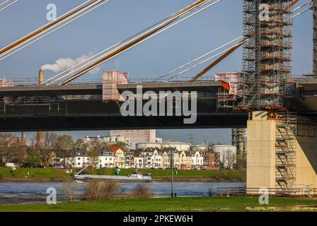 Duisburg, Nordrhein-Westfalen, Deutschland - Baustelle Neuenkamp Rheinbrücke, Neubau der Autobahn A40, neue Brücke, neue Brücke vor an Stockfoto