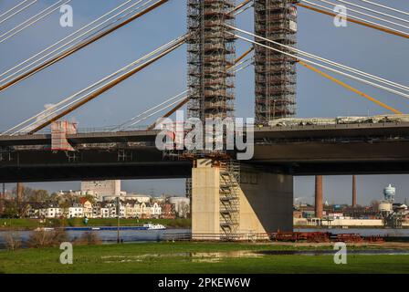 Duisburg, Nordrhein-Westfalen, Deutschland - Baustelle Neuenkamp Rheinbrücke, Neubau der Autobahn A40, neue Brücke, neue Brücke vor an Stockfoto