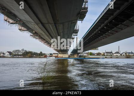 Duisburg, Nordrhein-Westfalen, Deutschland - Neuenkamp Baustelle Rheinbrücke, Wiederaufbau der Autobahnbrücke A40, die neue Brücke auf der linken Seite Stockfoto