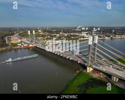 Duisburg, Nordrhein-Westfalen, Deutschland - Baustelle Neuenkamp Rheinbrücke, Neubau der Autobahn A40, neue Brücke, neue Brücke vor an Stockfoto