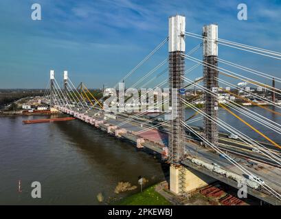 Duisburg, Nordrhein-Westfalen, Deutschland - Baustelle Neuenkamp Rheinbrücke, Neubau der Autobahn A40, neue Brücke, neue Brücke vor an Stockfoto