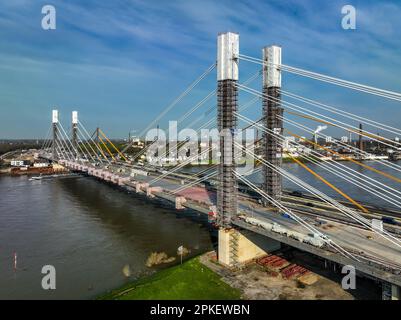 Duisburg, Nordrhein-Westfalen, Deutschland - Baustelle Neuenkamp Rheinbrücke, Neubau der Autobahn A40, neue Brücke, neue Brücke vor an Stockfoto