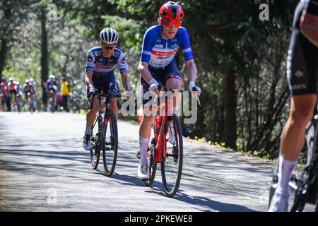 La Asturiana, Euskadi, Spanien. 6. April 2023. La Asturiana, Spanien, 06. April 2023: Trek-Segafredo Rider, Mattias Skjelmose zusammen mit James Knox (Soudal - Quick Step) während der 4. Etappe des Baskenlandes Itzulia 2023 zwischen Santurtzi und Santurtzi am 06. April 2023 in La Asturiana, Spanien. (Kreditbild: © Alberto Brevers/Pacific Press via ZUMA Press Wire) NUR ZUR REDAKTIONELLEN VERWENDUNG! Nicht für den kommerziellen GEBRAUCH! Stockfoto