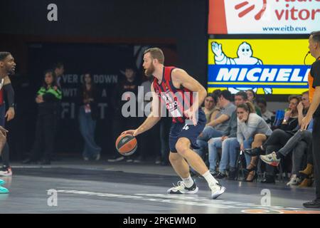 Vitoria-Gasteiz, Euskadi, Spanien. 6. April 2023. Vitoria-Gasteiz, Spanien, 06. April 2023: Cazoo Baskonia Vitoria-Gasteiz-Spieler Matthew Costello (24) mit dem Ball während des 33. Matchday der regulären Turkish Airlines EuroLeague 2022-23 zwischen Cazoo Baskonia Vitoria -Gasteiz und LDLC ASVEL Villeurbanne am 6. April 2023 in der Buesa, Spanien. (Kreditbild: © Alberto Brevers/Pacific Press via ZUMA Press Wire) NUR ZUR REDAKTIONELLEN VERWENDUNG! Nicht für den kommerziellen GEBRAUCH! Stockfoto