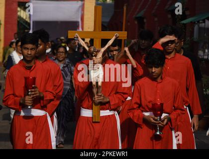 Kalkutta, Indien. 07. April 2023. Christliche Anhänger nehmen an der Karfreitagsprozession in Kalkutta Teil. Karfreitag ist ein christlicher Feiertag zum Gedenken an die Kreuzigung Jesu Christi und seinen Tod in Calvary. (Foto von Sayantan Chakraborty/Pacific Press) Kredit: Pacific Press Media Production Corp./Alamy Live News Stockfoto