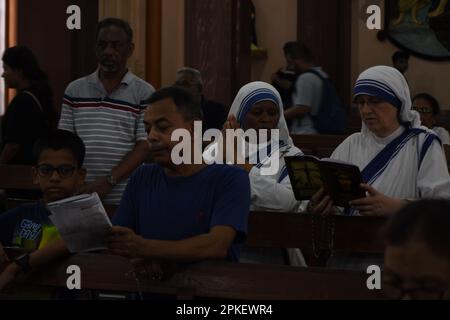 Kalkutta, Indien. 07. April 2023. Christliche Anhänger nehmen an der Karfreitagsprozession in Kalkutta Teil. Karfreitag ist ein christlicher Feiertag zum Gedenken an die Kreuzigung Jesu Christi und seinen Tod in Calvary. (Foto von Sayantan Chakraborty/Pacific Press) Kredit: Pacific Press Media Production Corp./Alamy Live News Stockfoto