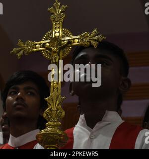 Kalkutta, Indien. 07. April 2023. Christliche Anhänger nehmen an der Karfreitagsprozession in Kalkutta Teil. Karfreitag ist ein christlicher Feiertag zum Gedenken an die Kreuzigung Jesu Christi und seinen Tod in Calvary. (Foto von Sayantan Chakraborty/Pacific Press) Kredit: Pacific Press Media Production Corp./Alamy Live News Stockfoto