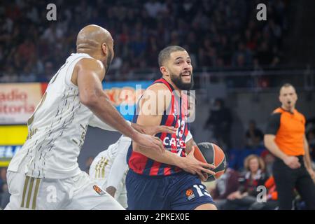 Vitoria-Gasteiz, Euskadi, Spanien. 6. April 2023. Vitoria-Gasteiz, Spanien, 06. April 2023: Der Spieler von Cazoo Baskonia Vitoria-Gasteiz, Darius Thompson (13) dringt in der 33. Runde der regulären Liga der Turkish Airlines EuroLeague 2022 -23 zwischen Cazoo Baskonia Vitoria-Gasteiz und LDLC ASVEL vor, 9 06. April 2023, Villeurbanne, In der Buesa Arena in Vitoria, Spanien. (Kreditbild: © Alberto Brevers/Pacific Press via ZUMA Press Wire) NUR ZUR REDAKTIONELLEN VERWENDUNG! Nicht für den kommerziellen GEBRAUCH! Stockfoto