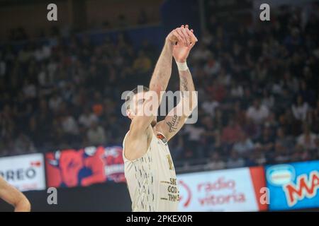 Vitoria-Gasteiz, Euskadi, Spanien. 6. April 2023. Vitoria-Gasteiz, Spanien, 06. April 2023: Der Spieler von LDLC ASVEL Villeurbanne, Nando de Colo (12), schießt am 6. April 2023 in der 33. Runde der regulären Liga der Turkish Airlines EuroLeague 2022-23 zwischen Cazoo Baskonia Vitoria-Gasteiz und LDLC ASVEL Villeurbanne in der Buesa Arena in Vitoria, Spanien, in den Korb. (Kreditbild: © Alberto Brevers/Pacific Press via ZUMA Press Wire) NUR ZUR REDAKTIONELLEN VERWENDUNG! Nicht für den kommerziellen GEBRAUCH! Stockfoto