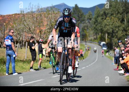 Santa Koloma, Euskadi, Spanien. 6. April 2023. Santa Koloma, Spanien, 06. April 2023: Team DSM Rider Harm Vanhoucke leitet den Abriss während der 4. Etappe des Baskenlandes Itzulia 2023 zwischen Santurtzi und Santurtzi am 06. April 2023 in Santa Koloma, Spanien. (Kreditbild: © Alberto Brevers/Pacific Press via ZUMA Press Wire) NUR ZUR REDAKTIONELLEN VERWENDUNG! Nicht für den kommerziellen GEBRAUCH! Stockfoto