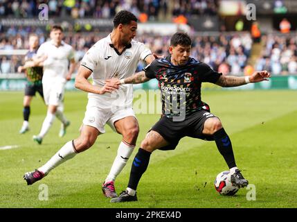 Ben Cabango von Swansea City (links) und Gustavo Hamer von Coventry City kämpfen während des Sky Bet Championship-Spiels im Stadion Swansea.com in Wales um den Ball. Foto: Freitag, 7. April 2023. Stockfoto