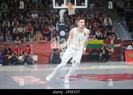 Vitoria-Gasteiz, Euskadi, Spanien. 6. April 2023. Vitoria-Gasteiz, Spanien, 06. April 2023: Der Spieler der LDLC ASVEL Villeurbanne, Nando de Colo, mit dem Ball während der 33. Runde der regulären Liga der Turkish Airlines EuroLeague 2022-23 zwischen der Cazoo Baskonia Vitoria-Gasteiz und der LDLC ASVEL Villeurbanne am 6. April 2023 in der Buesa Arena in Vitoria, Spanien. (Kreditbild: © Alberto Brevers/Pacific Press via ZUMA Press Wire) NUR ZUR REDAKTIONELLEN VERWENDUNG! Nicht für den kommerziellen GEBRAUCH! Stockfoto