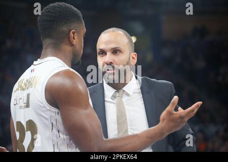 Vitoria-Gasteiz, Euskadi, Spanien. 6. April 2023. Vitoria-Gasteiz, Spanien, 06. April 2023: Der Spieler von LDLC ASVEL Villeurbanne, Retin Obasohan (32), spricht am 06. April 2023 in der Buesa Arena in Vitoria, Spanien, am 33. Tag der regulären Liga der Turkish Airlines EuroLeague 2022-23 zwischen Cazoo Baskonia Vitoria-Gasteiz und LDLC ASVEL Villeurbanne mit seinem Trainer, TJ Parker. (Kreditbild: © Alberto Brevers/Pacific Press via ZUMA Press Wire) NUR ZUR REDAKTIONELLEN VERWENDUNG! Nicht für den kommerziellen GEBRAUCH! Stockfoto