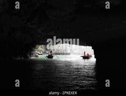 Halong Bucht, Vietnam. 01. März 2023. Die Boote fahren durch die Hang Luon Höhle. Die Halong-Bucht (vietnamesisch: Vinh Ha Long) ist eine Fläche von etwa 1.500 Quadratkilometern im Golf von Tonkin in der Provinz Quang Ninh im Norden Vietnams. 1994 wurde die Bucht von der UNESCO zum Weltkulturerbe erklärt. Kredit: Alexandra Schuler/dpa/Alamy Live News Stockfoto