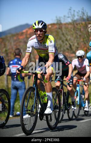 Santa Koloma, Euskadi, Spanien. 6. April 2023. Santa Koloma, Spanien, 06. April 2023: Der Korridor der Intermarche - Circus.Wanty, Rui Costa während der 4. Etappe des Baskenlandes Itzulia 2023 zwischen Santurtzi und Santurtzi am 06. April 2023 in Santa Koloma, Spanien. (Kreditbild: © Alberto Brevers/Pacific Press via ZUMA Press Wire) NUR ZUR REDAKTIONELLEN VERWENDUNG! Nicht für den kommerziellen GEBRAUCH! Stockfoto