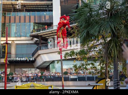 Pattaya, Thailand - 01. Februar 2023: Feier des chinesischen Neujahrs in Pattaya, in der Nähe des Einkaufszentrums Central Festival. Aufführung chinesischer Künstler. Viele SP Stockfoto