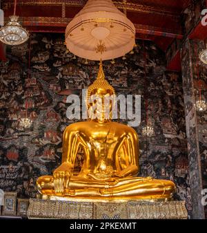 Nahaufnahme der goldenen Buddha-Skulptur im Tempel. Shakyamuni Buddha ist ein spiritueller Lehrer, eine der drei Weltreligionen. Unter dem Namen Siddhartha G. Stockfoto