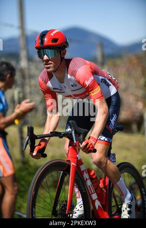 Santa Koloma, Euskadi, Spanien. 6. April 2023. Santa Koloma, Spanien, 06. April 2023: Trek-Segafredo-Fahrer Juan Pedro Lopez während der 4. Etappe des Baskenlandes Itzulia 2023 zwischen Santurtzi und Santurtzi am 06. April 2023 in Santa Koloma, Spanien. (Kreditbild: © Alberto Brevers/Pacific Press via ZUMA Press Wire) NUR ZUR REDAKTIONELLEN VERWENDUNG! Nicht für den kommerziellen GEBRAUCH! Stockfoto