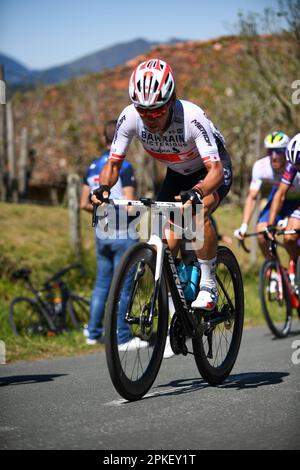 Santa Koloma, Euskadi, Spanien. 6. April 2023. Santa Koloma, Spanien, 06. April 2023: Bahrain Victorius Rider, Yukiya Arashiro während der 4. Etappe des Baskenlandes Itzulia 2023 zwischen Santurtzi und Santurtzi am 06. April 2023 in Santa Koloma, Spanien. (Kreditbild: © Alberto Brevers/Pacific Press via ZUMA Press Wire) NUR ZUR REDAKTIONELLEN VERWENDUNG! Nicht für den kommerziellen GEBRAUCH! Stockfoto