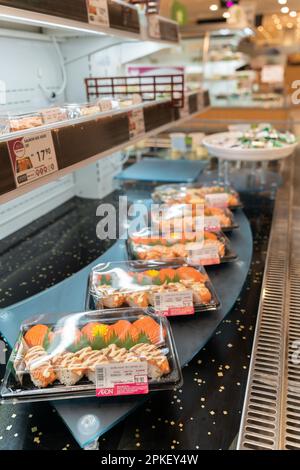 Kuala Lumpur, Malaysia - April 3,2023 : aus nächster Nähe werden Salmon Nigiri Mix Teriyaki Set und andere Bento im Aeon Supermarkt verkauft. Stockfoto