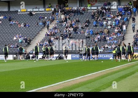 Milton Keynes, Großbritannien. 7. April 2023. Die Spieler von Portsmouth vor dem Sky Bet League 1-Spiel zwischen MK Dons und Portsmouth im Stadium MK, Milton Keynes, am Freitag, den 7. April 2023. (Foto: John Cripps | MI News) Guthaben: MI News & Sport /Alamy Live News Stockfoto