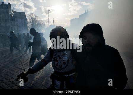 Antonin Burat / Le Pictorium - Protest gegen die Rentenversicherung in Paris - 6. April 2023 - 7. April 4/2023 - Frankreich / Paris / Paris - Spannungen am Rande der Pariser Demonstration anlässlich des elften landesweiten Tages der Klage gegen die Rentenversicherung. Stockfoto