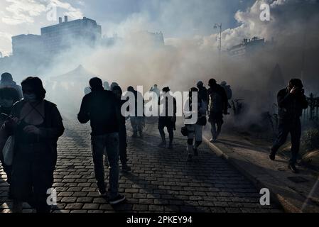 Antonin Burat / Le Pictorium - Protest gegen die Rentenversicherung in Paris - 6. April 2023 - 7. April 4/2023 - Frankreich / Paris / Paris - Spannungen am Rande der Pariser Demonstration anlässlich des elften landesweiten Tages der Klage gegen die Rentenversicherung. Stockfoto