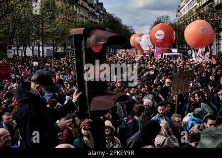 Antonin Burat / Le Pictorium - Protest gegen Rentengesetz in Paris - 6. April 2023 - 6. April 4/2023 - Frankreich / Paris / Paris - Protest in Paris anlässlich des elften landesweiten Tages der Klage gegen das Rentengesetz. Stockfoto