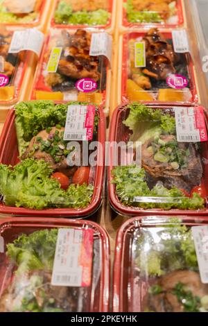 Kuala Lumpur, Malaysia - April 3,2023 : aus nächster Nähe werden Loh Mai Kai (gedünsteter Glutinous Rice mit Huhn) und andere Bento in Aeon Superma verkauft Stockfoto