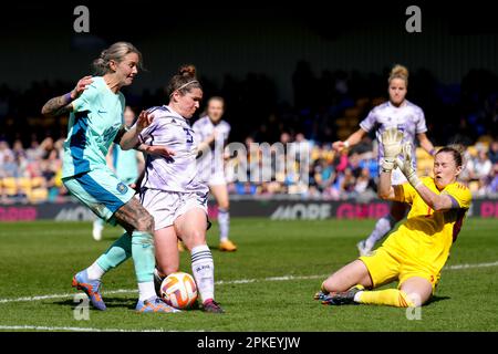 Die australische Larissa Crummer (links) hat ihren Schuss während eines internationalen Freundschaftsspiels im Cherry Red Records Stadium, London, von Emma Mukandi aus Schottland blockiert. Foto: Freitag, 7. April 2023. Stockfoto