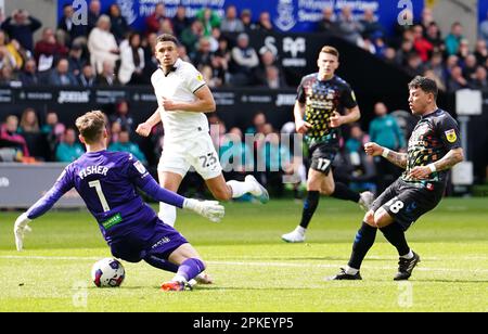 Andy Fisher, Torwart in Swansea City, rettet einen Schuss vom Gustavo Hamer in Coventry City während des Sky Bet Championship-Spiels im Swansea.com Stadium in Wales. Foto: Freitag, 7. April 2023. Stockfoto