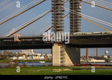 Duisburg, Nordrhein-Westfalen, Deutschland - Baustelle Neuenkamp Rheinbrücke, Neubau der Autobahn A40, neue Brücke, neue Brücke vor an Stockfoto