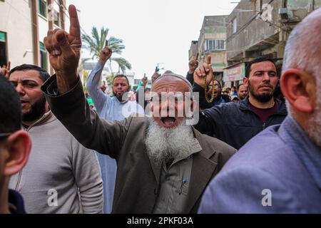 Jabalia, Palästina. 07. April 2023. Palästinenser und Mitglieder der Hamas-Islamistenbewegung während einer solidarischen Kundgebung mit Jerusalems Al-Aqsa-Moschee am 7. April 2023 in Jabalia im nördlichen Gazastreifen. Die Spannungen zwischen Israel und den Palästinensern haben ihren höchsten Stand seit Jahren erreicht, nach Zusammenstößen zwischen israelischer Polizei und Palästinensern in einer verehrten Jerusalem-Moschee. Foto: Habboub Ramez/ABACAPRESS.COM Kredit: Abaca Press/Alamy Live News Stockfoto