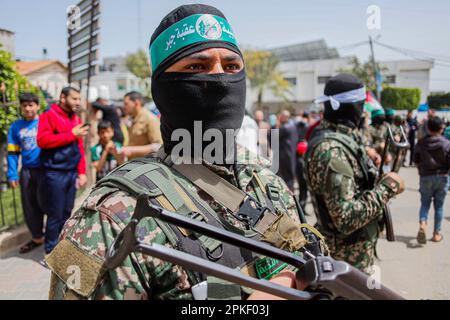 Jabalia, Palästina. 07. April 2023. Palästinenser und Mitglieder der Hamas-Islamistenbewegung während einer solidarischen Kundgebung mit Jerusalems Al-Aqsa-Moschee am 7. April 2023 in Jabalia im nördlichen Gazastreifen. Die Spannungen zwischen Israel und den Palästinensern haben ihren höchsten Stand seit Jahren erreicht, nach Zusammenstößen zwischen israelischer Polizei und Palästinensern in einer verehrten Jerusalem-Moschee. Foto: Habboub Ramez/ABACAPRESS.COM Kredit: Abaca Press/Alamy Live News Stockfoto