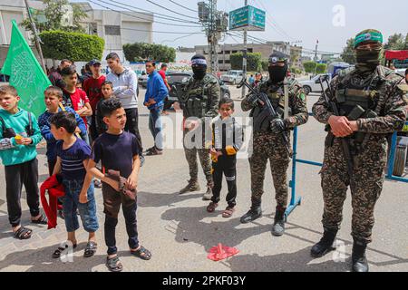 Jabalia, Palästina. 07. April 2023. Palästinenser und Mitglieder der Hamas-Islamistenbewegung während einer solidarischen Kundgebung mit Jerusalems Al-Aqsa-Moschee am 7. April 2023 in Jabalia im nördlichen Gazastreifen. Die Spannungen zwischen Israel und den Palästinensern haben ihren höchsten Stand seit Jahren erreicht, nach Zusammenstößen zwischen israelischer Polizei und Palästinensern in einer verehrten Jerusalem-Moschee. Foto: Habboub Ramez/ABACAPRESS.COM Kredit: Abaca Press/Alamy Live News Stockfoto