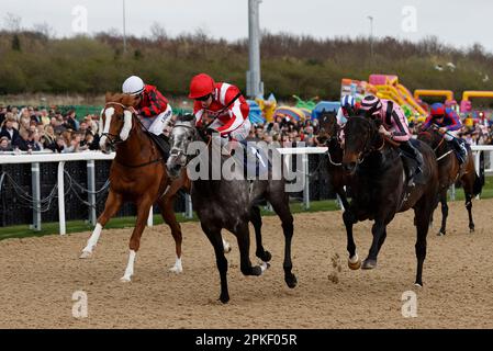 Berkshire Shadow Ridted by Oisin Murphy gewinnt die Spreadex All-Weather Mile Championships Wetteinsätze auf der Rennbahn Newcastle, Newcastle. Foto: Freitag, 7. April 2023. Stockfoto