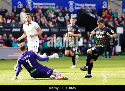 Andy Fisher, Torwart in Swansea City, rettet einen Schuss vom Gustavo Hamer in Coventry City während des Sky Bet Championship-Spiels im Swansea.com Stadium in Wales. Foto: Freitag, 7. April 2023. Stockfoto