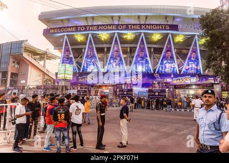 Kalkutta, Indien. 07. April 2023. Das Eden Garden Stadion ist von außen mit den Postern von KKR (Kolkata Knight Riders) umhüllt, da es das erste Heimspiel der IPL-Saison 2023 ist. Endstand: KKR erzielte 204 für 7 in 20 Overs und gewann mit 81 Runs gegen RCB. (Foto: JIT Chattopadhyay/SOPA Images/Sipa USA) Guthaben: SIPA USA/Alamy Live News Stockfoto