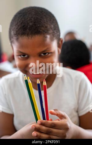 Detroit, Michigan – Kinder malen ostereier in einem Kunstprojekt in einem brillanten Zentrum von Detroit im Viertel Morningside. Brillante Detr Stockfoto