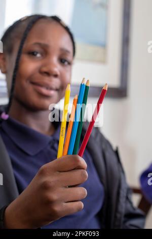 Detroit, Michigan – Kinder malen ostereier in einem Kunstprojekt in einem brillanten Zentrum von Detroit im Viertel Morningside. Brillante Detr Stockfoto