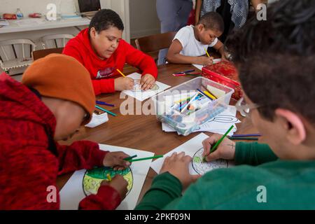 Detroit, Michigan – Kinder malen ostereier in einem Kunstprojekt in einem brillanten Zentrum von Detroit im Viertel Morningside. Brillante Detr Stockfoto