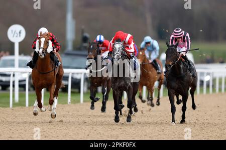 Berkshire Shadow Ridted by Oisin Murphy gewinnt die Spreadex All-Weather Mile Championships Wetteinsätze auf der Rennbahn Newcastle, Newcastle. Foto: Freitag, 7. April 2023. Stockfoto