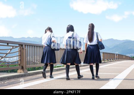 Die Schüler der Junior High School gehen Seite an Seite Stockfoto